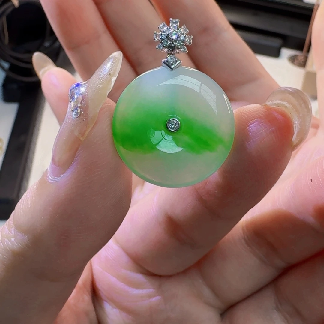 翡翠18K金镶嵌颈饰