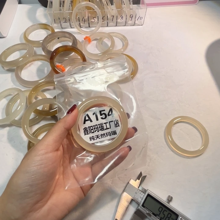 巨***y玛瑙/玉髓未镶嵌手镯51