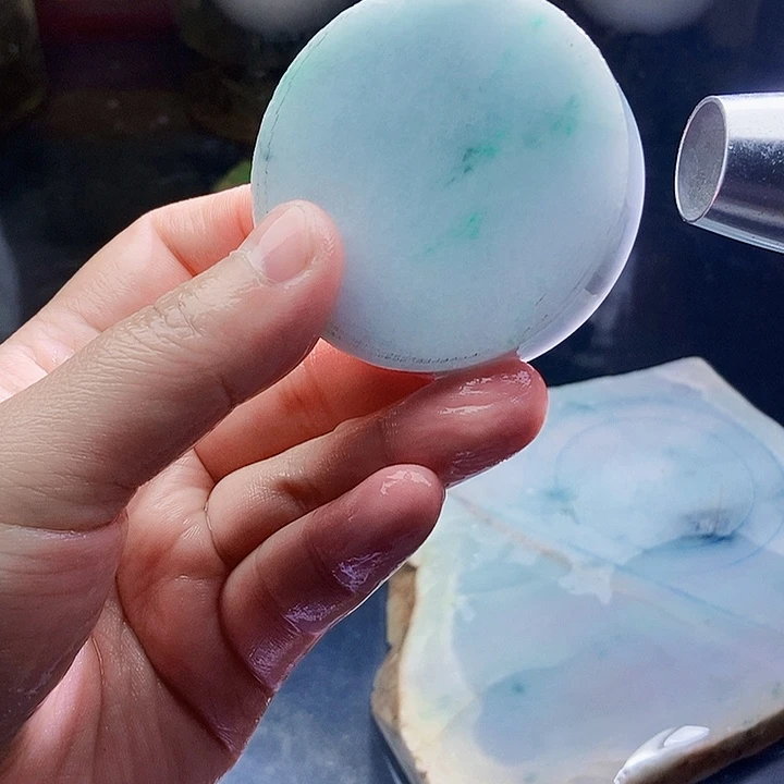 翡翠未镶嵌颈饰毛料