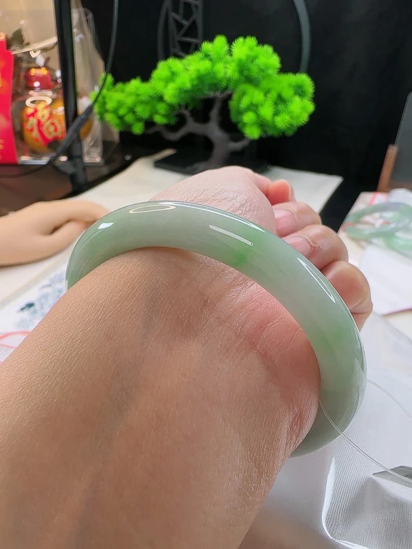 53.9天然缅甸翡翠A货细糯种飘绿圆条翡翠手镯翡翠直播