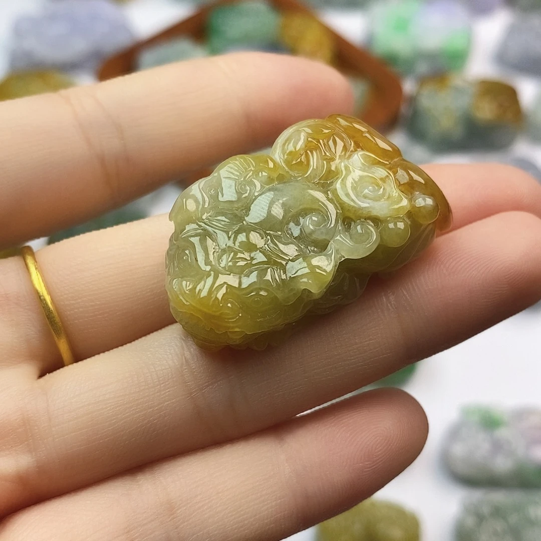 翡翠未镶嵌颈饰貔貅