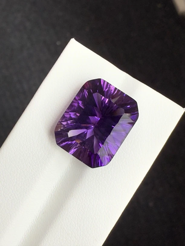 15ct天然紫水晶裸石，尺寸17.4*14*9.9mm，颜色美艳 ，晶体通透