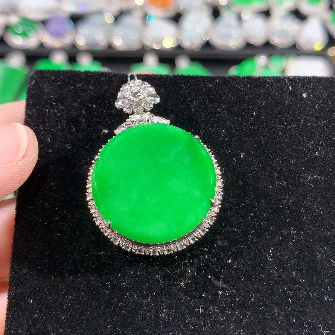 翡翠18K金镶嵌颈饰