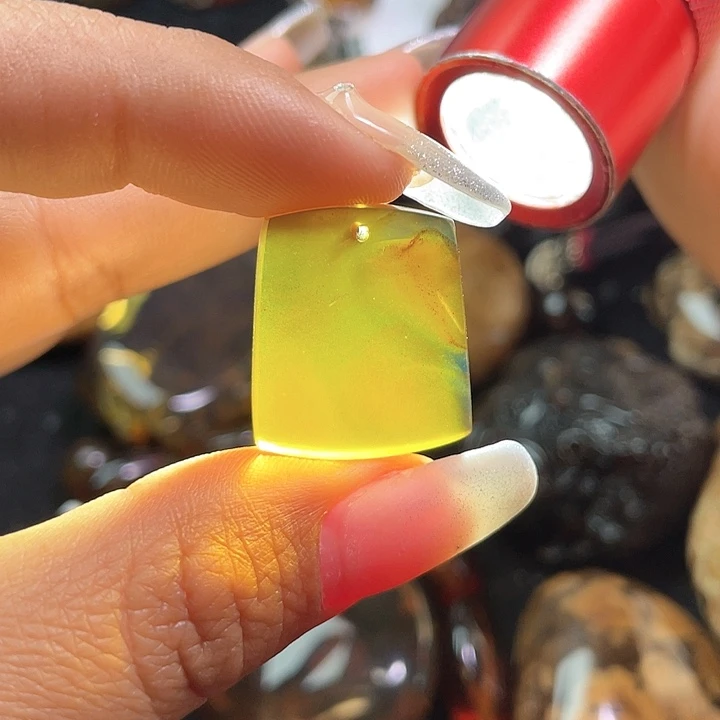 琥珀裸石未镶嵌。