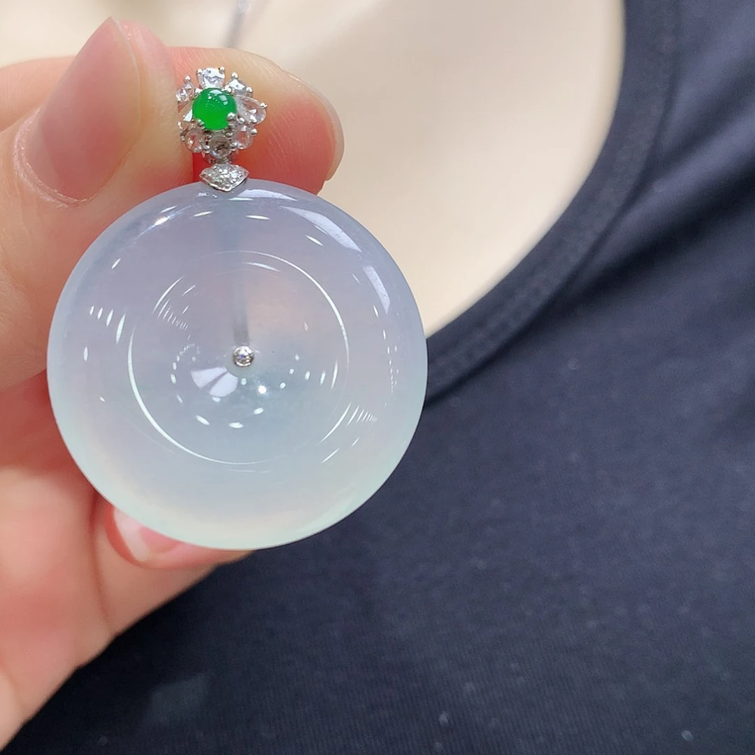 翡翠18K金镶嵌颈饰平安扣