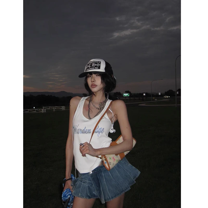 夏季新款纯欲风白色烫钻背心上衣女设计感短款百褶半身裙时尚套装