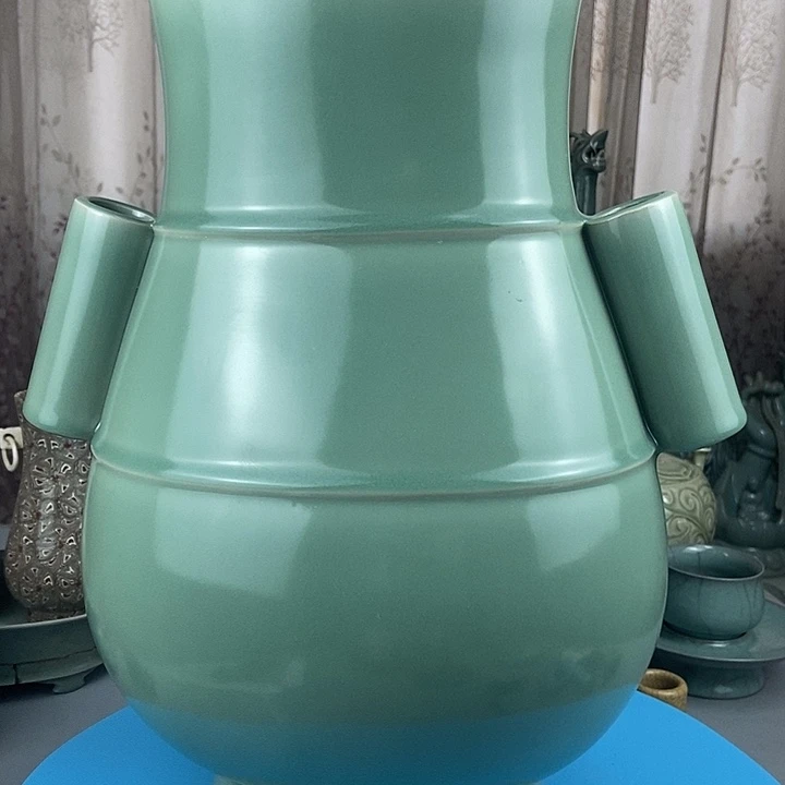 龙泉窑粉青釉贯耳瓶一件