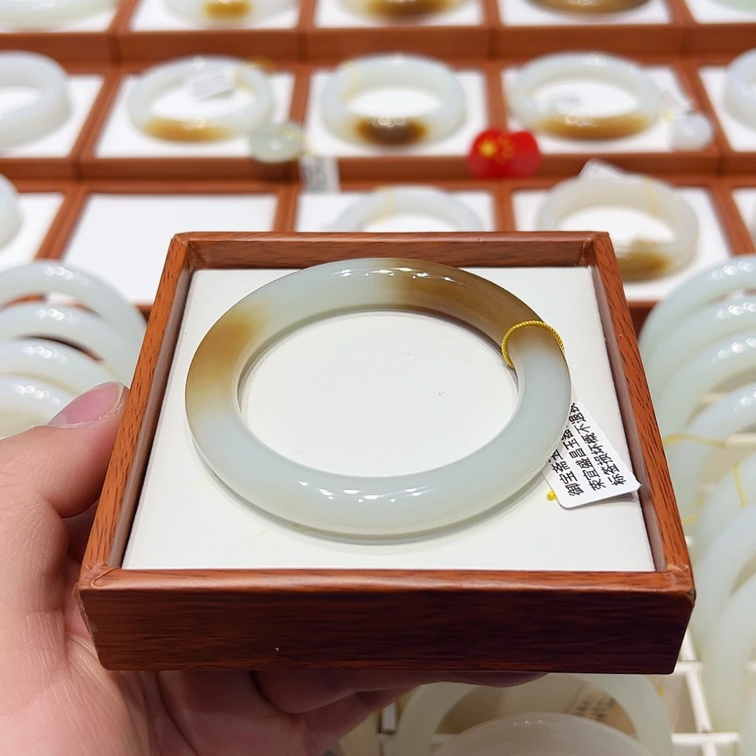 和田玉手镯未镶嵌且末天地糖