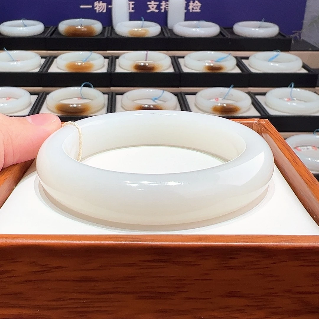 和田玉未镶嵌手镯