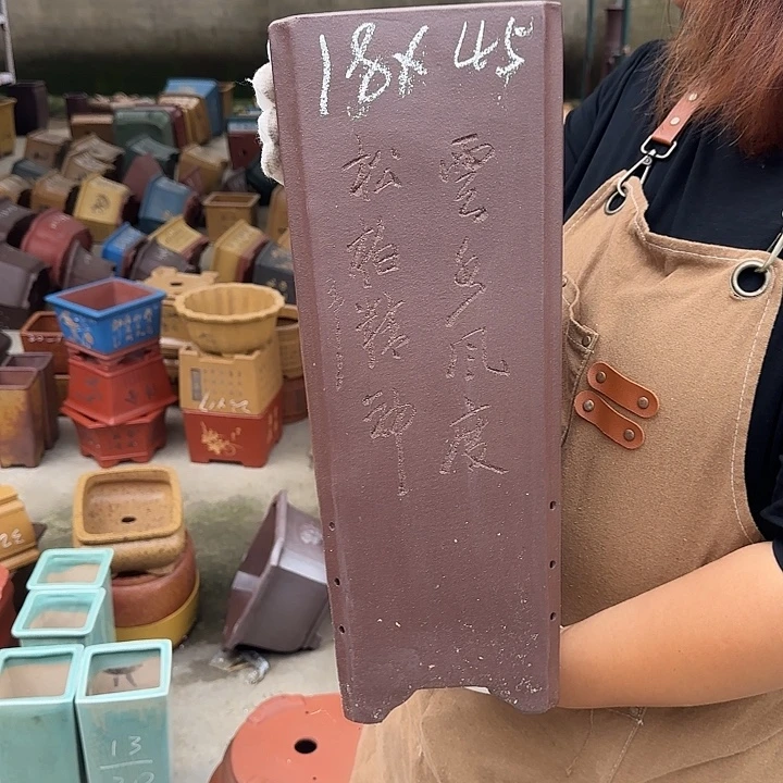 这两家店在一条马路