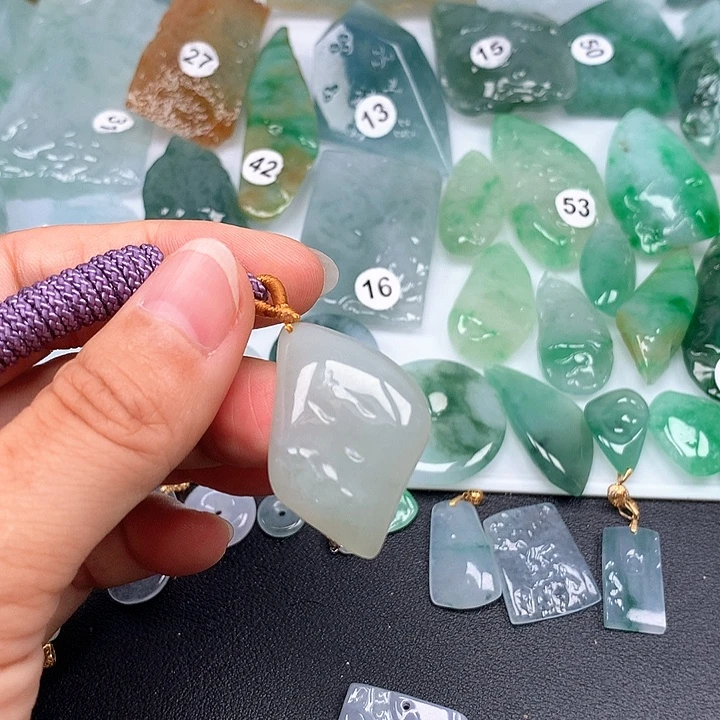 翡翠未镶嵌颈饰随型