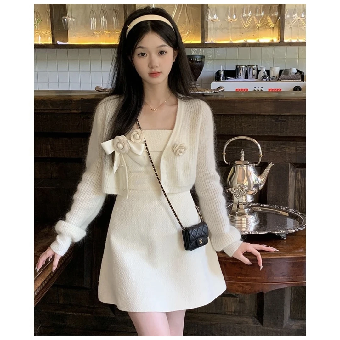 小小仟 奶系山茶花吊带裙针织开衫套装