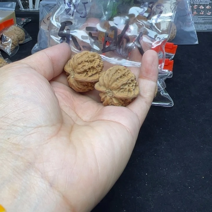 文玩核桃把件乐***.宫灯