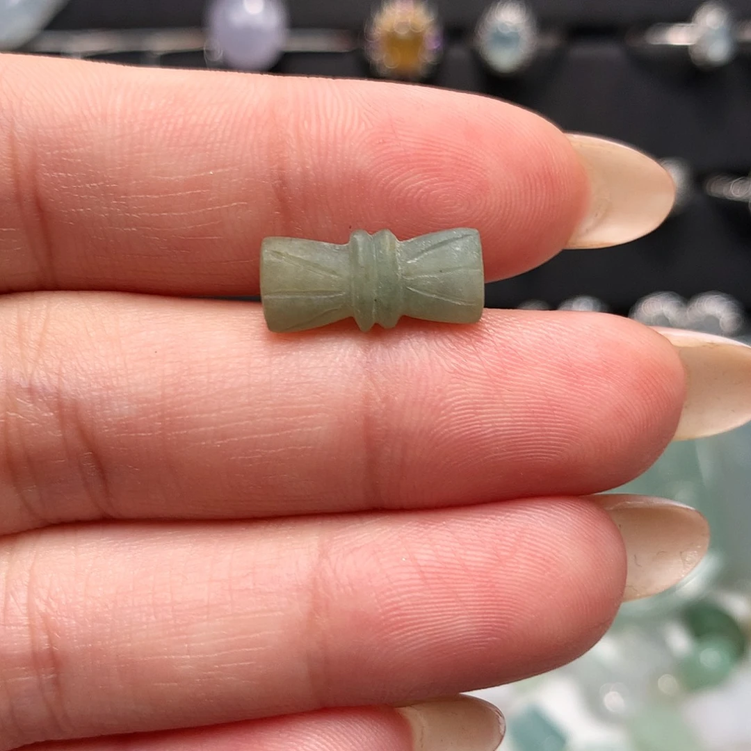 翡翠未镶嵌颈饰蝴蝶结