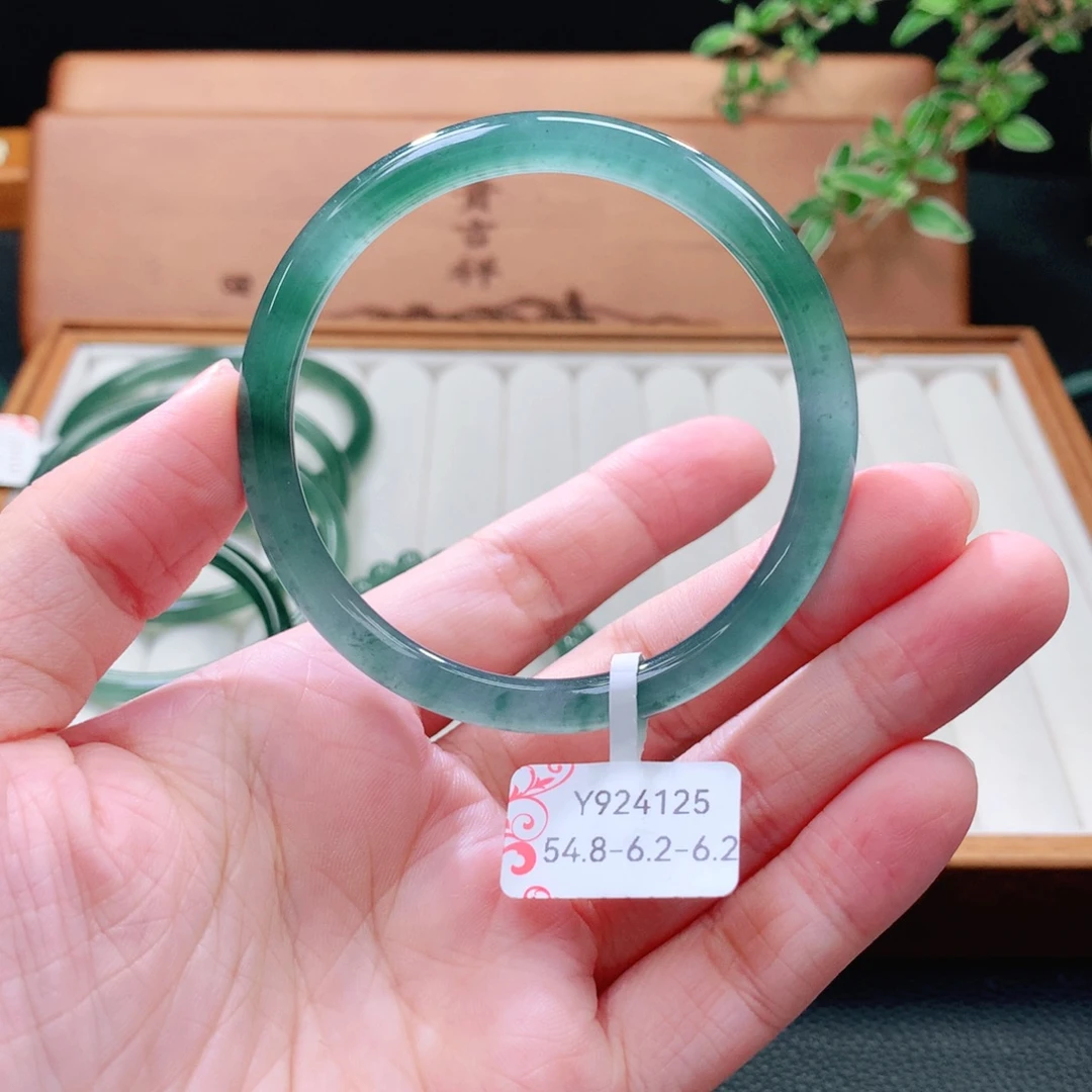 翡翠未镶嵌手镯（圆镯）