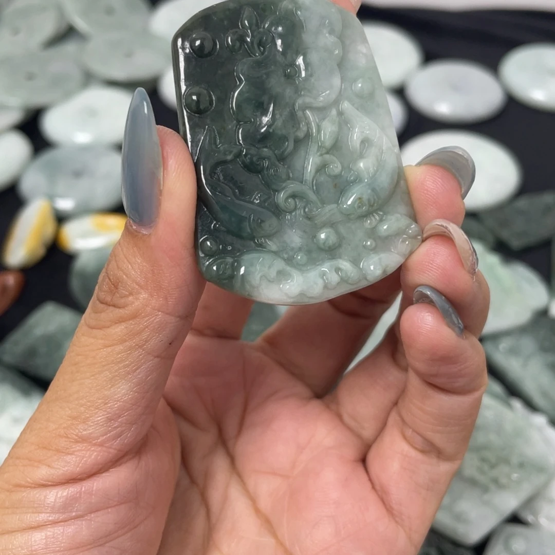 翡翠未镶嵌颈饰牌子