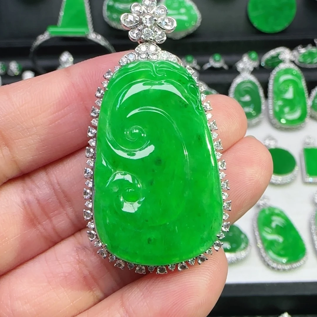 翡翠18K金镶嵌颈饰吊坠