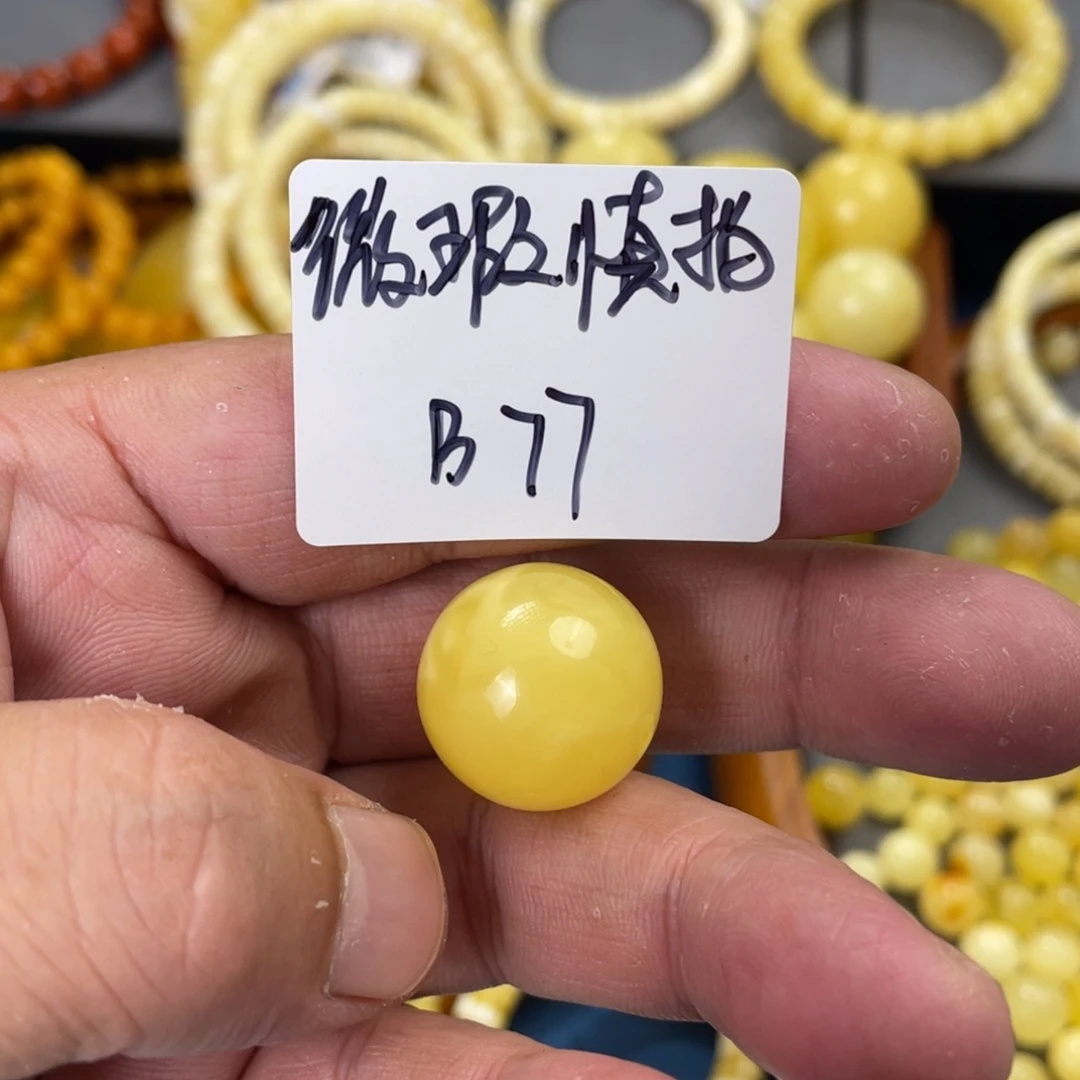 未镶嵌琥珀手链多样性发，发其中一件