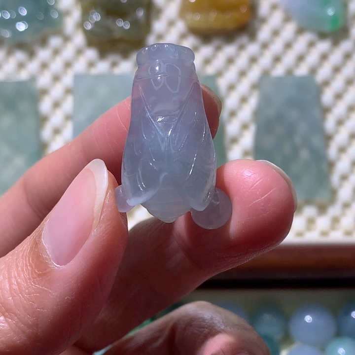 翡翠未镶嵌颈饰一名惊人