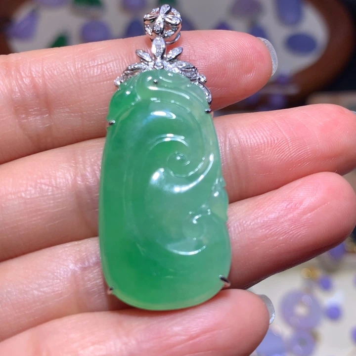 翡翠颈饰18K金镶嵌冰阳绿如意