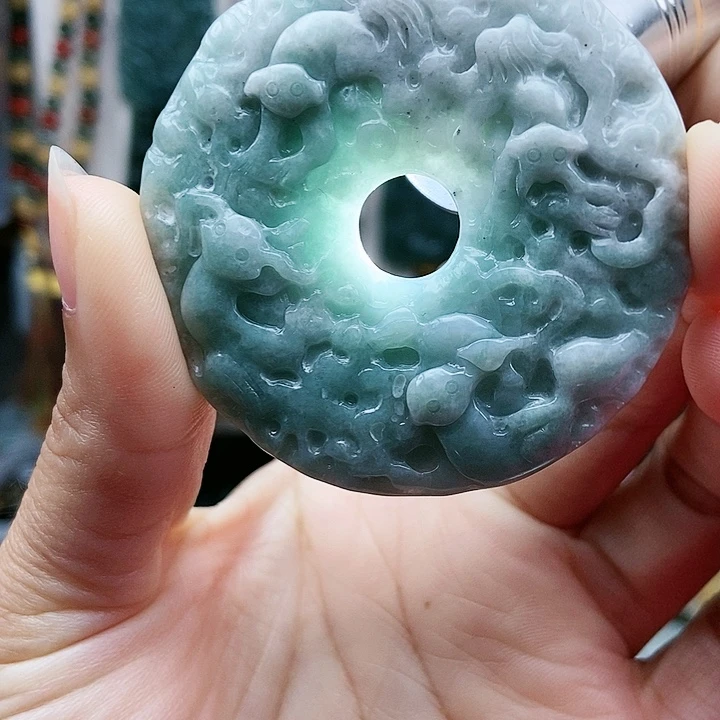 颈饰足铂镶嵌翡翠翡翠