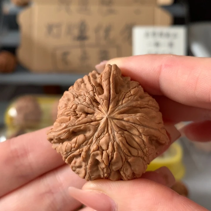 举***独吊坠文玩核桃异形单只，有瑕疵