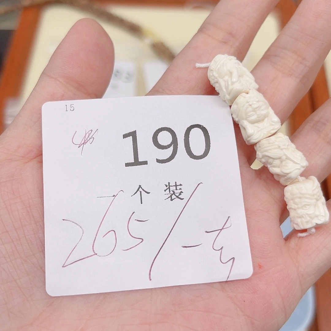 伊***凡水晶未镶嵌珠宝半成品190 。