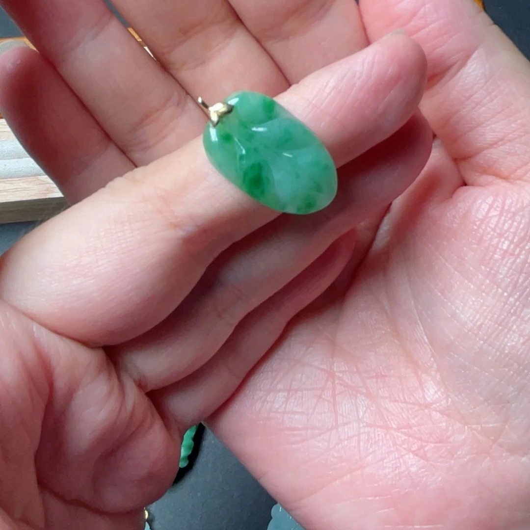 橘****翡翠18K金镶嵌颈饰叶子