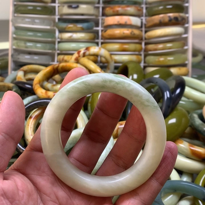 蛇纹石玉手镯未镶嵌出**染