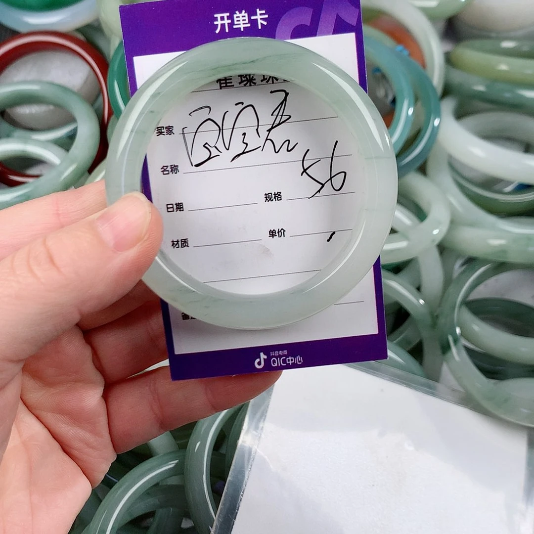 未镶嵌手镯石英质玉（金丝玉）?**君