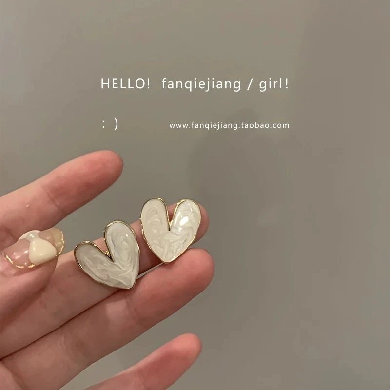 深贝爱心耳钉