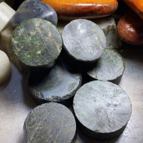 透闪石质玉未镶嵌珠宝半成品