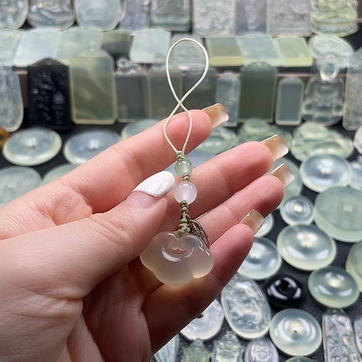 岫玉未镶嵌颈饰祥锁