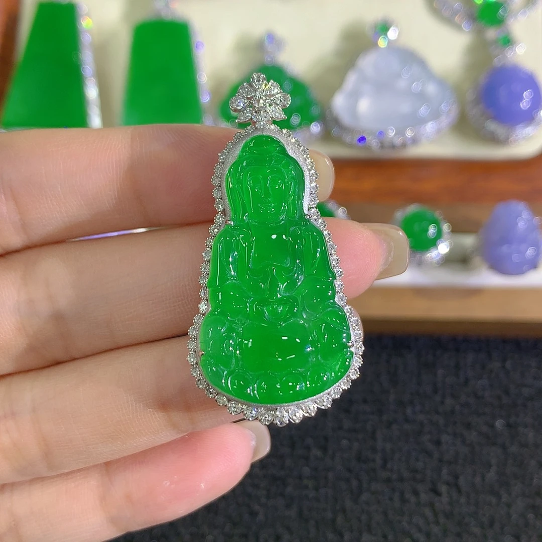 翡翠18K金镶嵌颈饰观音