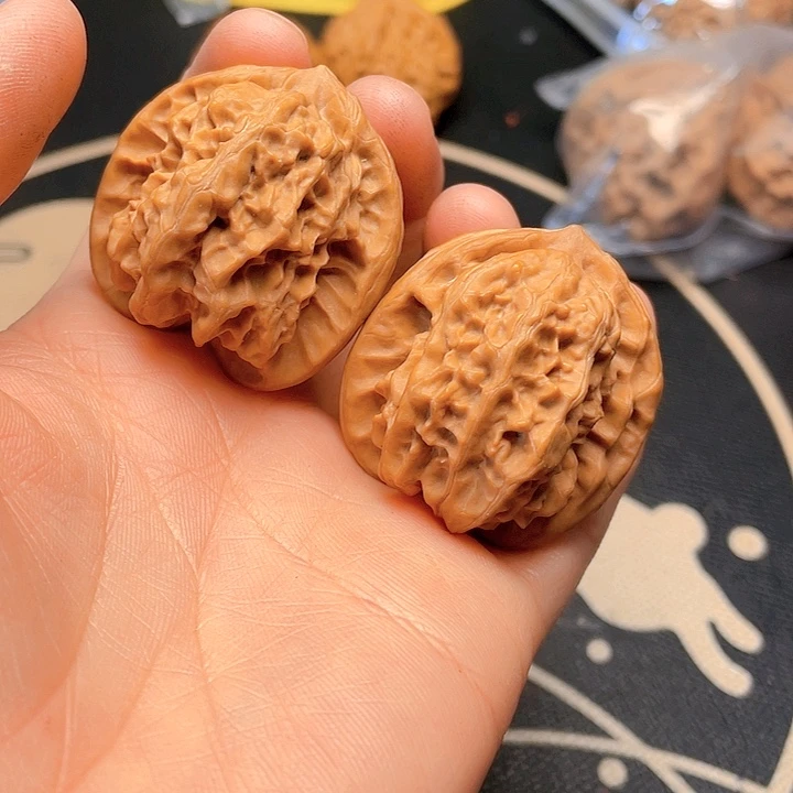 文玩核桃吊坠磐石一对