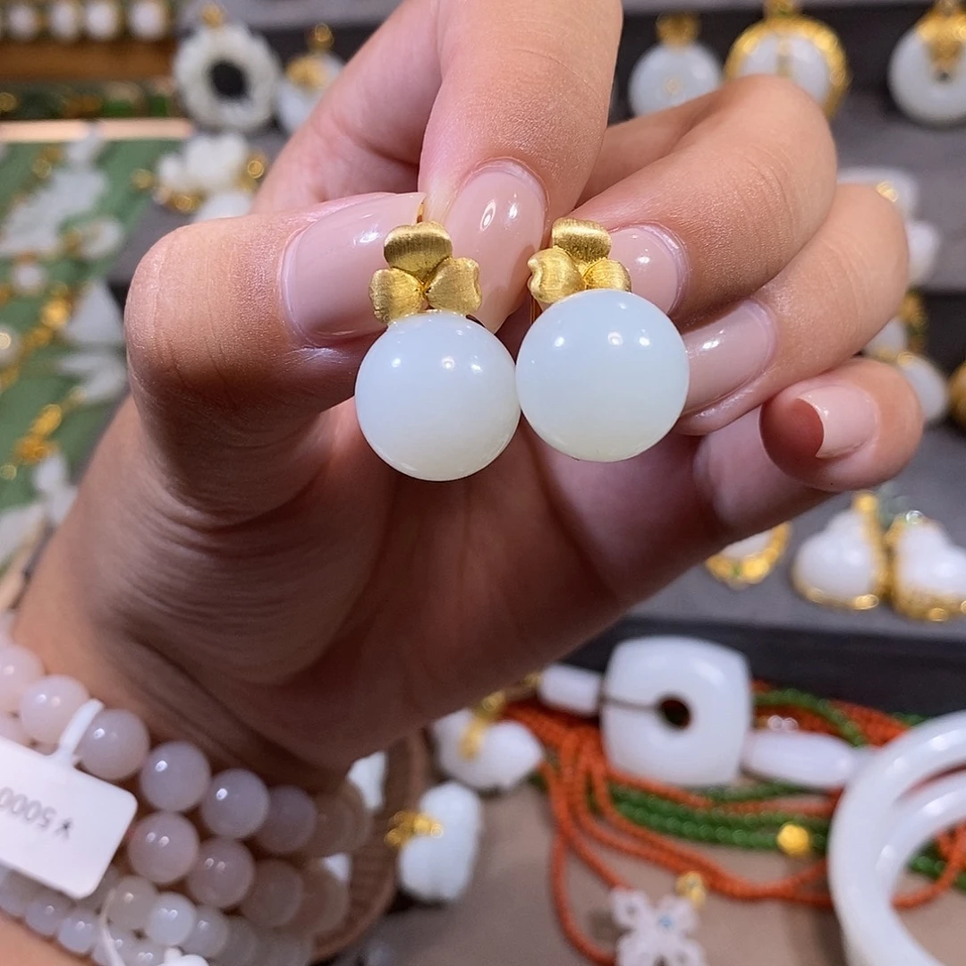 和田玉18K金镶嵌颈饰三叶草圆珠耳钉