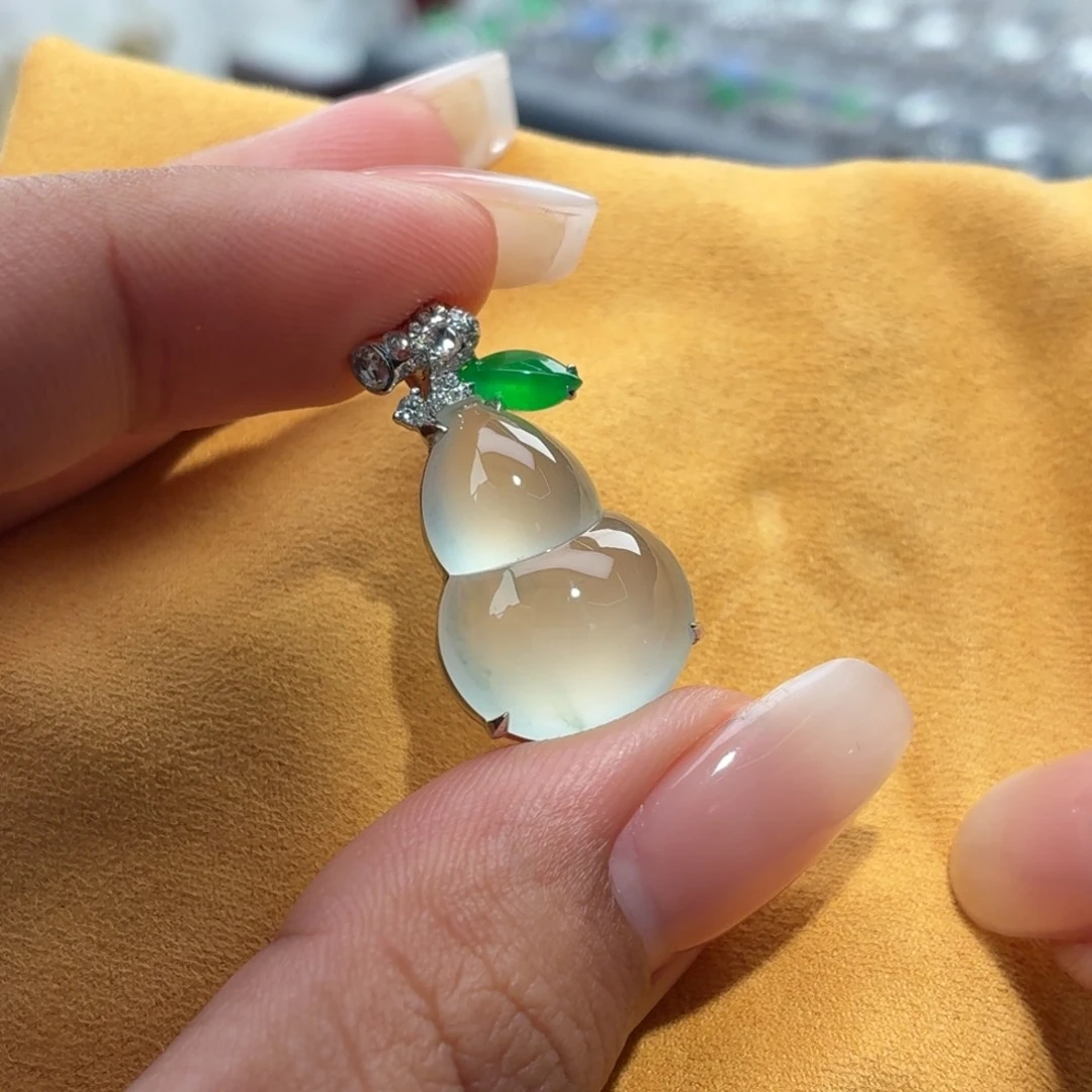 翡翠18K金镶嵌颈饰葫芦