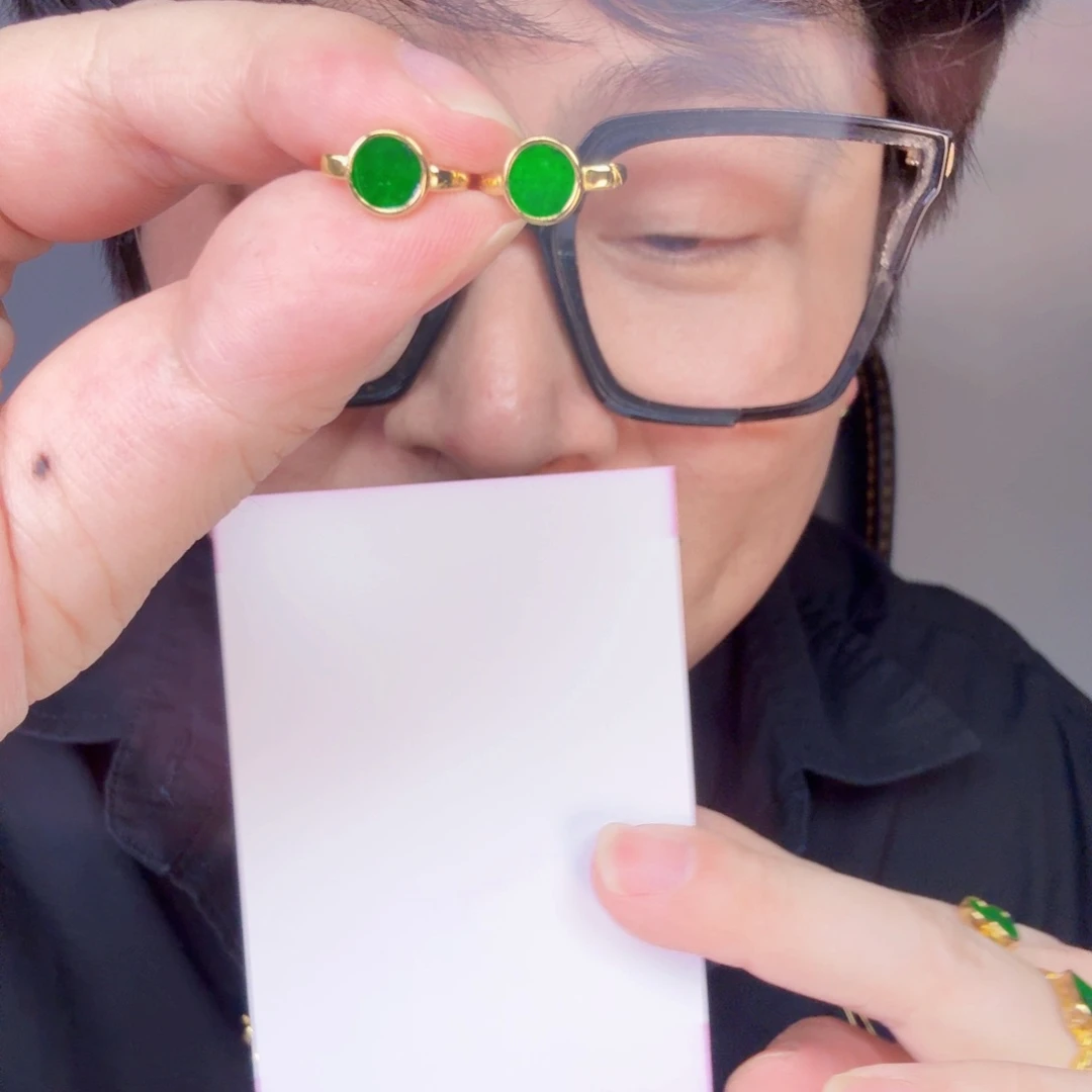 翡翠未镶嵌颈饰一对