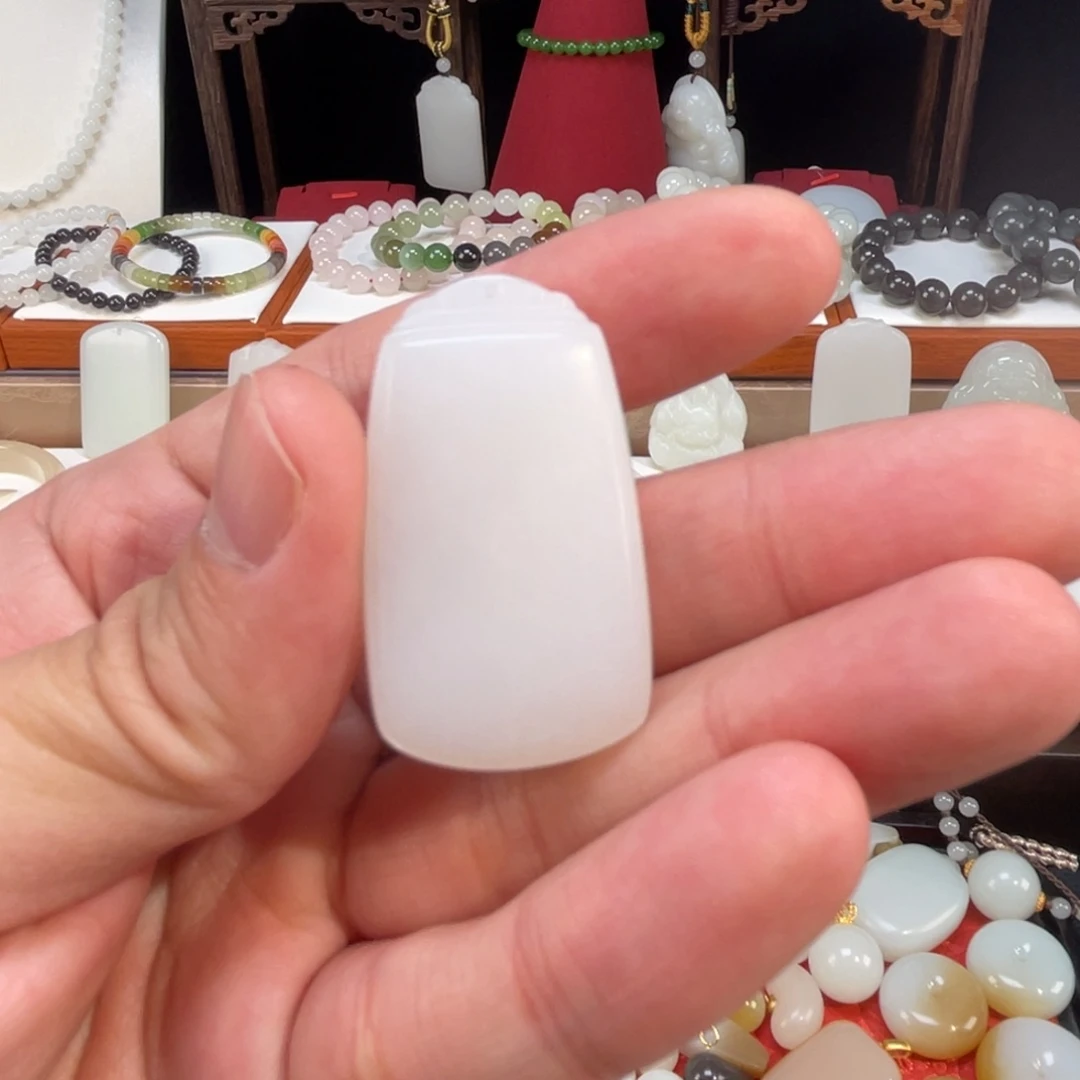 和田玉未镶嵌颈饰小****饺