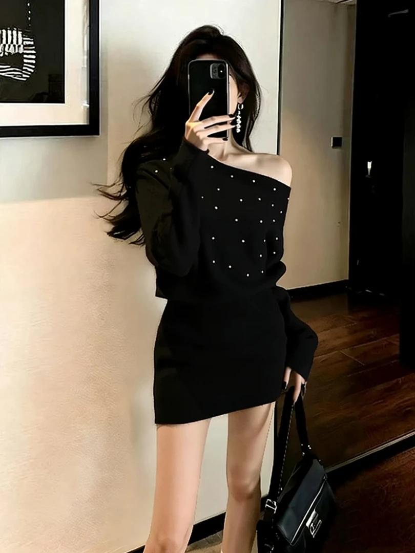 Z410法式黑色露肩针织连衣裙女2025秋冬绝美气质高级感修身包臀裙