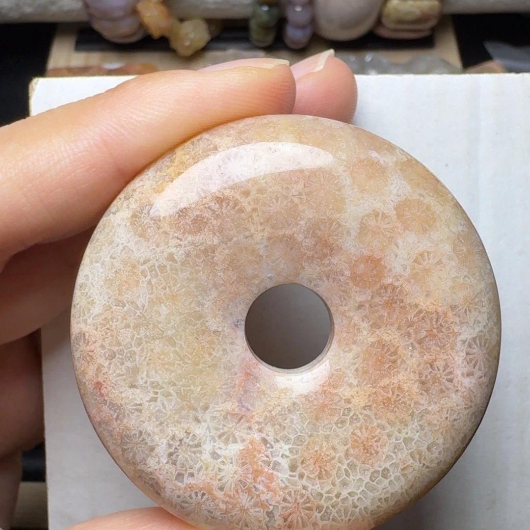 硅化玉未镶嵌闪闪粉蕾丝好盘，少见的大平安扣