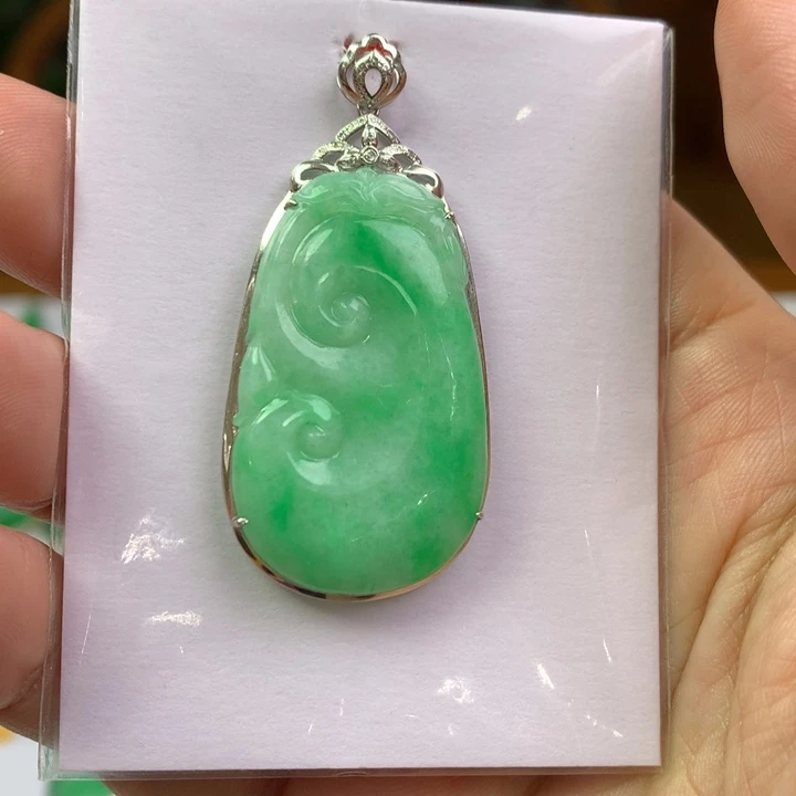 翡翠18K金镶嵌颈饰翡翠吊坠