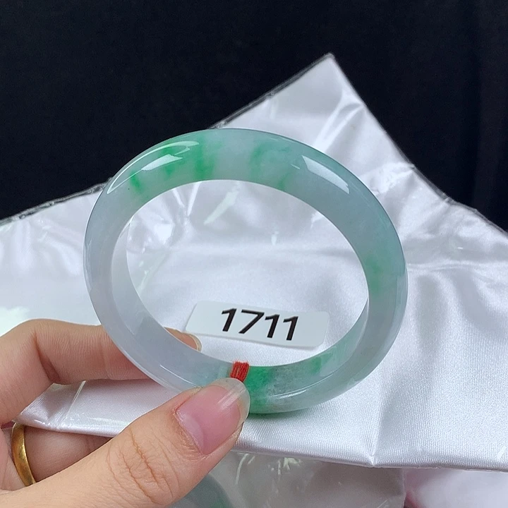 翡翠未镶嵌手镯57圈。糯冰阳绿花