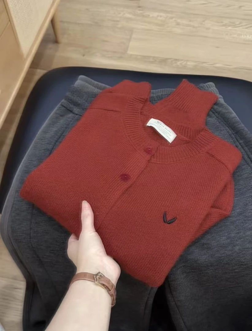 七言家  燃红植绒爱心扣刺绣开衫毛衣