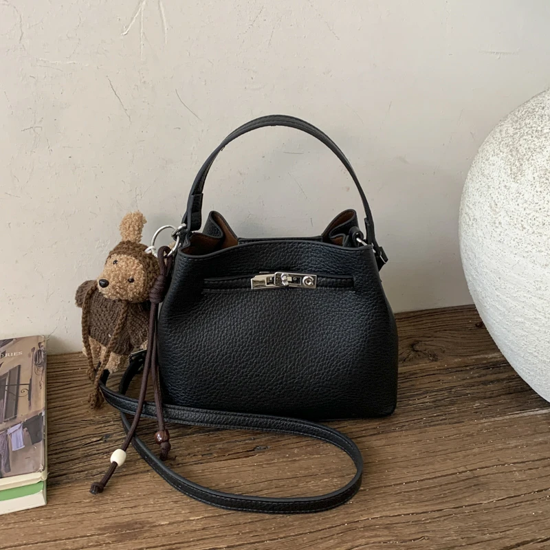 今年流行2025复古荔枝纹水桶包女手提斜挎包百搭休闲软皮单肩斜挎