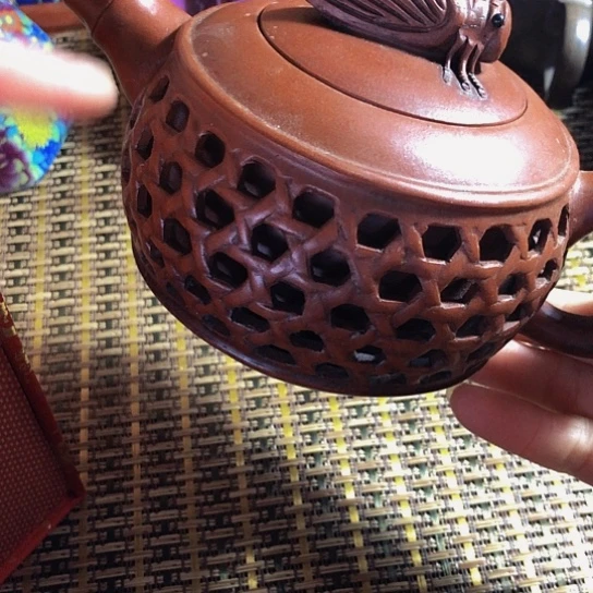 紫砂茶壶原矿泥料手工制作的紫砂壶。