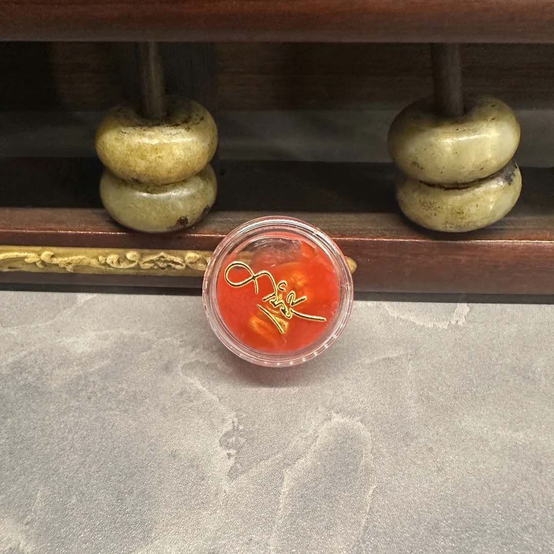 温柔红色节日装饰品