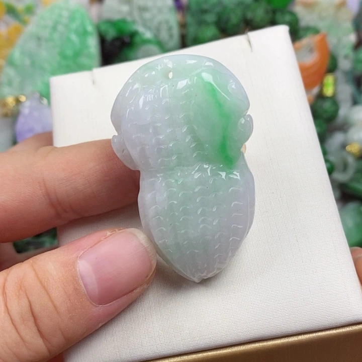 翡翠未镶嵌吊坠(赠链)