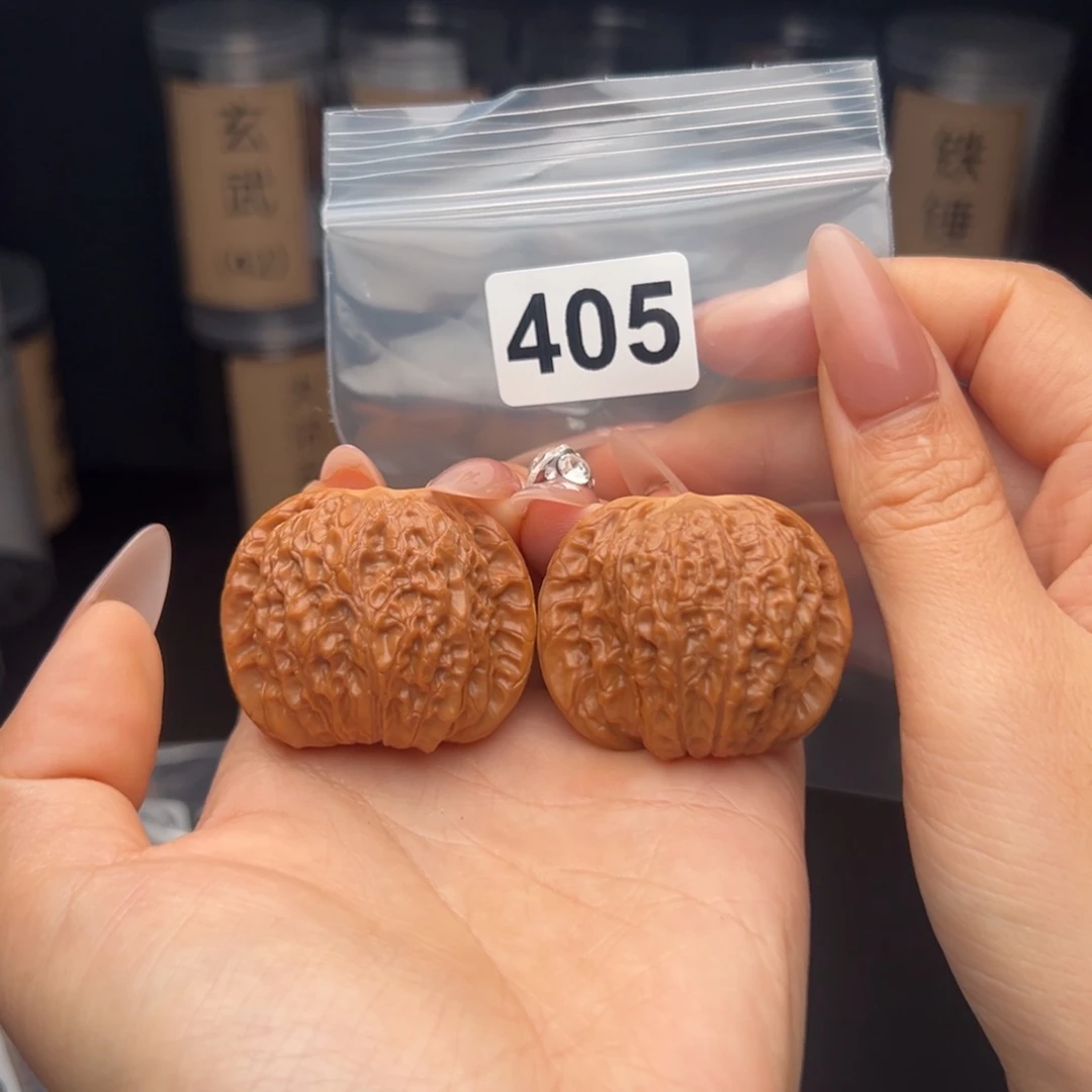z***侠文玩核桃吊坠血麒麟