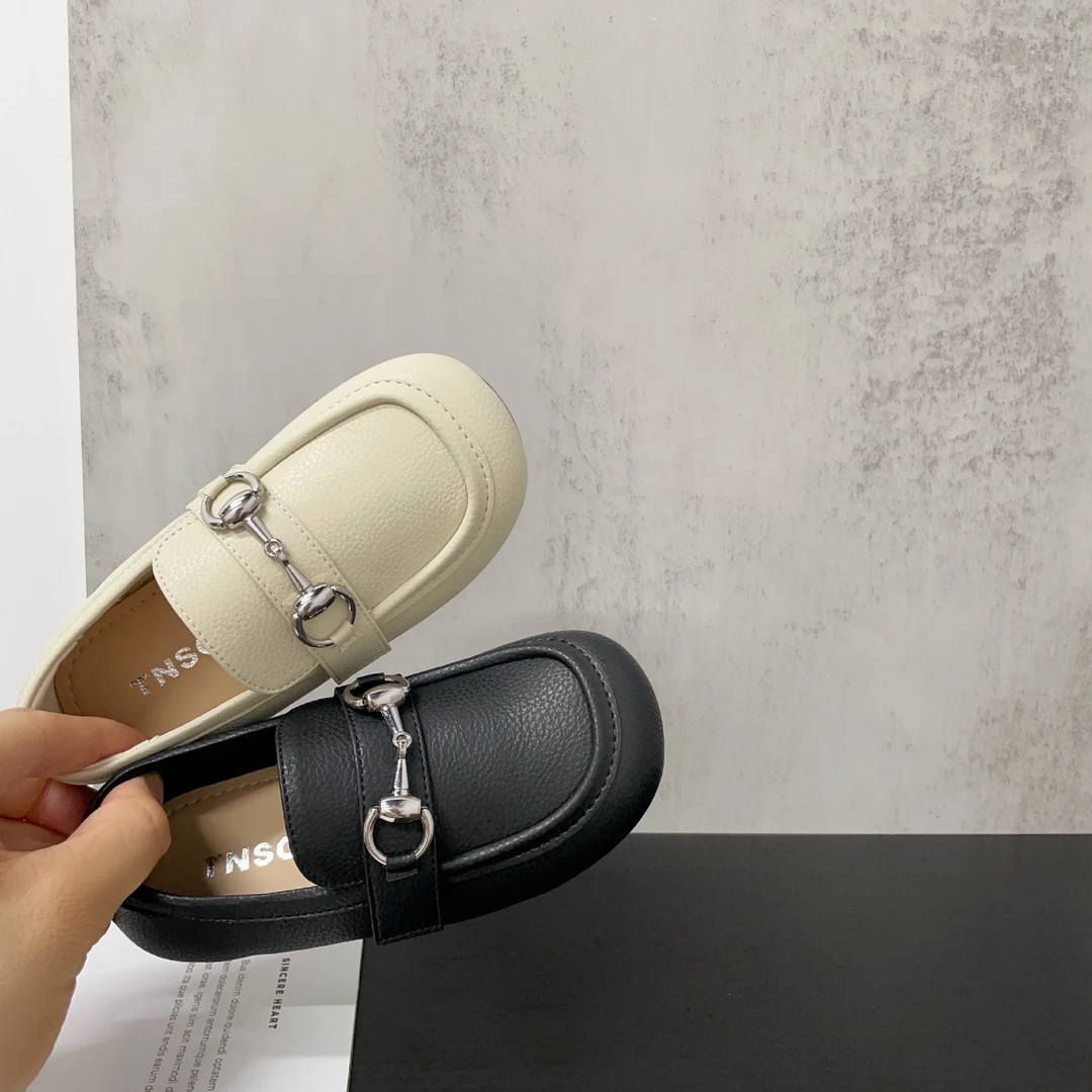 金属挂件装饰儿童平底方口小皮鞋2025年秋款女童英伦风学院小单鞋